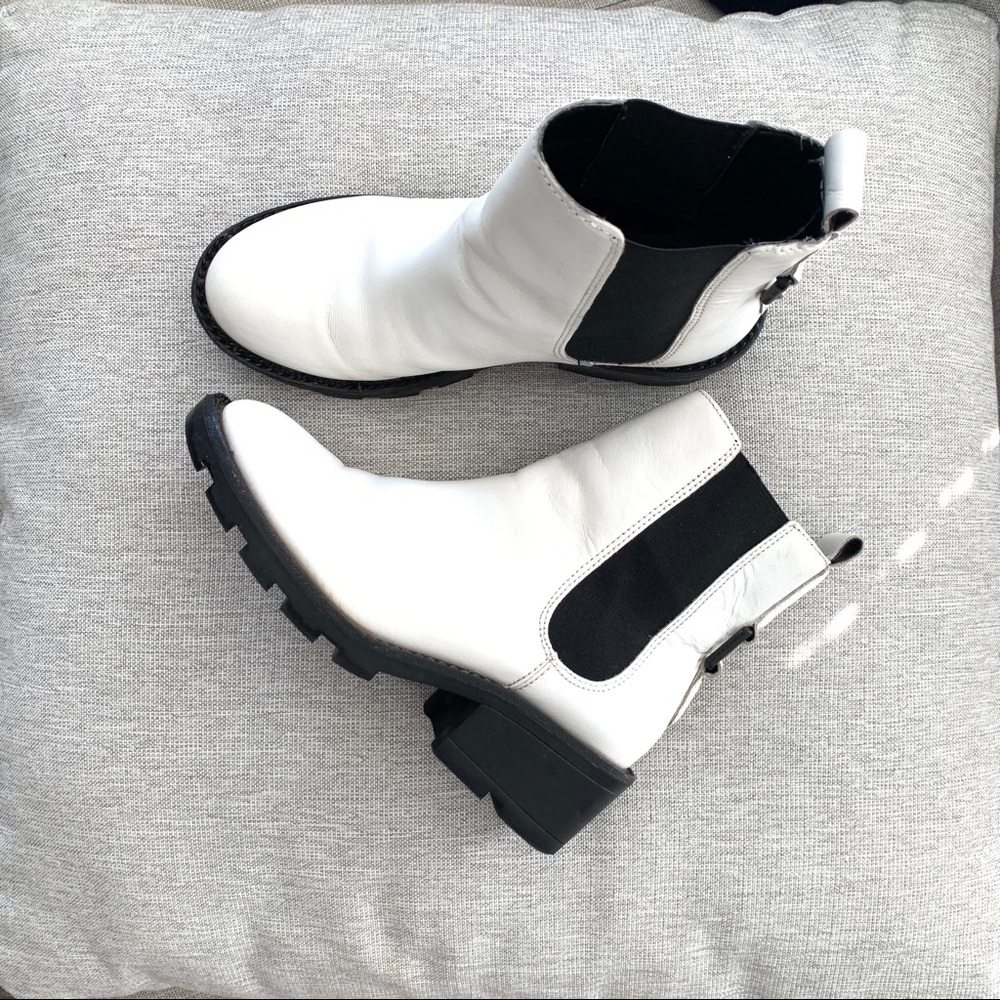 7.5us❣️Kendall & Kylie white chelsea boots